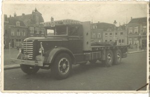 5. Vrachtwagen van transportbedrijf A. van Daalen (Mack uit de Marchall hulp) op het Wilhelminaplein in Naaldwijk
