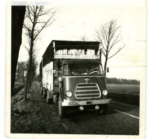 8. Vrachtwagen van Van Daalen transport gevuld met kratten tegenover Bodegravens kistenfabriek