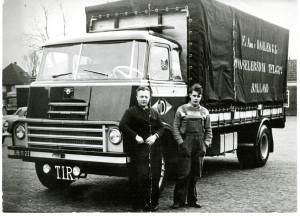 9. Chauffeurs Kees Stigter en Bart v.d. Beukel van transportbedrijf A. van Daalen uit Honselersdijk voor een vrachtwagen