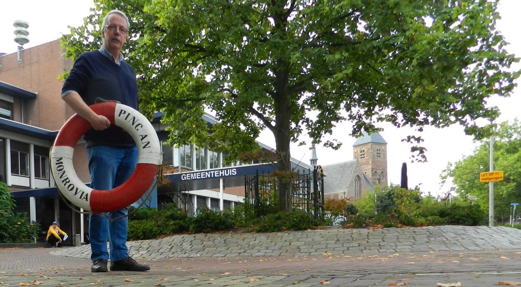 Jan Buskes bij het gemeentehuis, te Naaldwijk