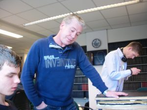 Jan-Willem met leerlingen op het archief 